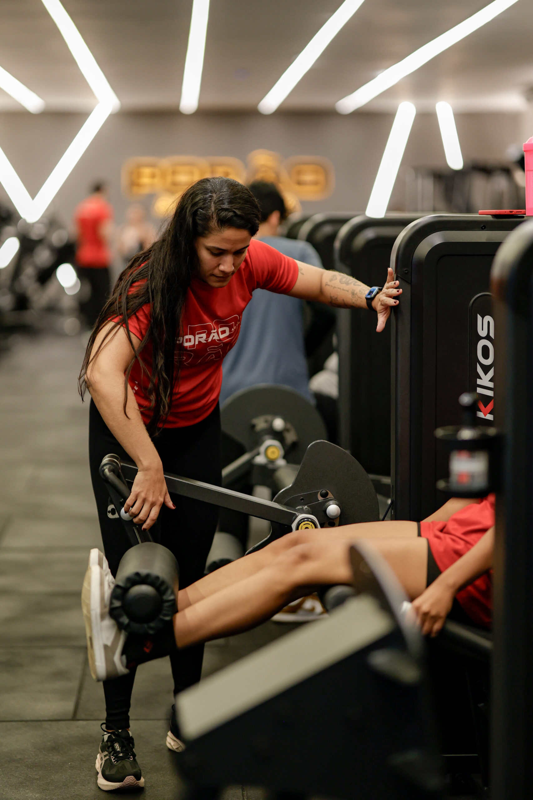 personal trainer auxiliando um aluno na unidade Porão Benfica